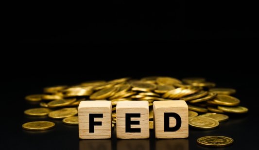 Πώς οι αλλαγές των επιτοκίων της Fed επηρεάζουν την τιμή του χρυσού